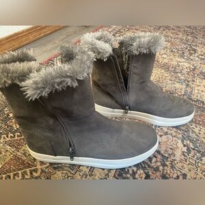 MIA Fur Lined Grey Boots Size 8